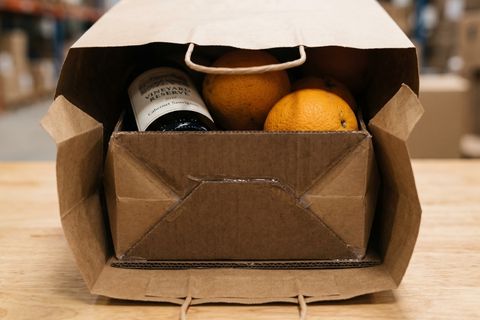 Phần đáy gia cố tấm lót cứng trong kết cấu túi giấy chịu lực.