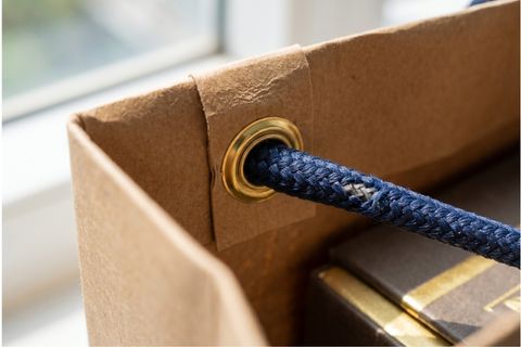 Cận cảnh khuy mắt cáo kim loại gia cố chịu lực khi kinh doanh túi giấy.