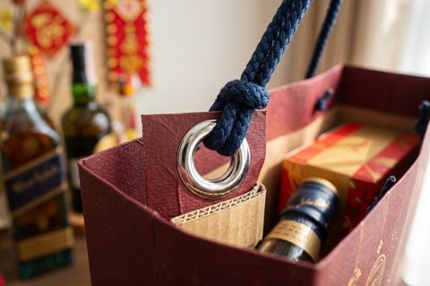 Hệ thống quai xách gia cố chắc chắn của thành phẩm in túi quà giấy.