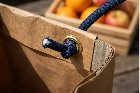 Hệ thống quai xách gia cố khuy mắt cáo kim loại của thành phẩm in túi đẹp.