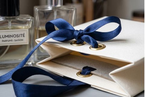 Hệ thống quai xách chắc chắn của túi giấy đựng mỹ phẩm.