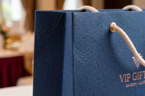 Hệ thống quai xách chắc chắn gánh vác tải trọng của túi giấy đựng quà tặng.