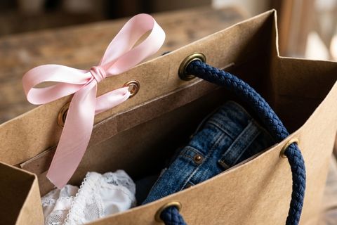 Hệ thống quai xách chắc chắn của túi giấy đựng quần áo.