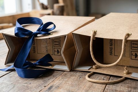 Hệ thống quai xách đa dạng và chắc chắn của túi giấy lấy ngay.