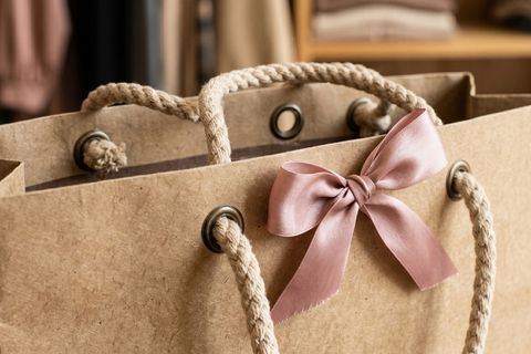 Hệ thống quai xách chắc chắn của thành phẩm in túi giấy shop quần áo.