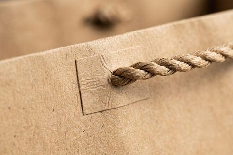 Cận cảnh quai xoắn giấy chịu lực đồng bộ khi làm túi giấy bảo vệ môi trường.