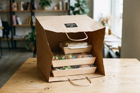 Chi tiết quai xách và khuy mắt cáo trong cấu tạo của túi giấy.