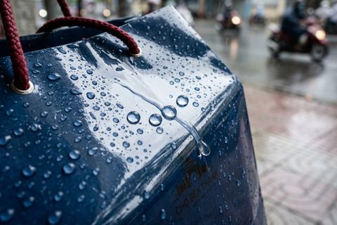 Khả năng chống thấm nước tuyệt vời của bề mặt in túi giấy cán bóng.