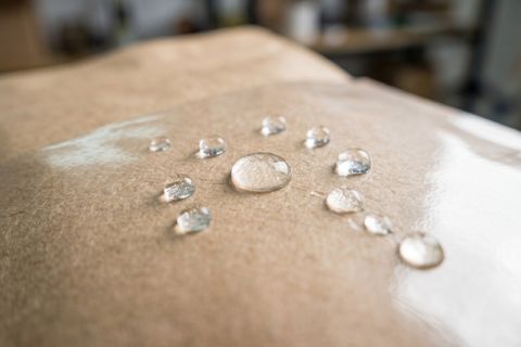 Bề mặt thành phẩm in túi giấy cán màng có khả năng chống thấm nước.