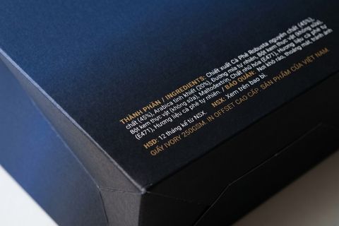 Cận cảnh dải màu chuyển sắc tinh tế và độ sắc nét tuyệt đối trên bề mặt túi giấy in offset sử dụng hệ màu CMYK tiêu chuẩn.