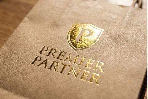 Kỹ thuật ép kim logo sang trọng trên nền giấy làm túi đựng quà.