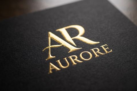 Kỹ thuật ép kim logo lấp lánh trong dịch vụ in hộp giấy thời trang