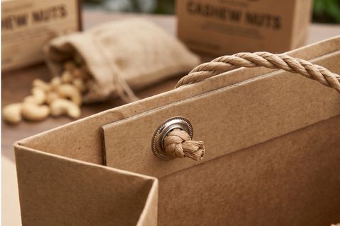 Chi tiết nẹp miệng và khuy mắt cáo kim loại trong thiết kế túi đựng sản phẩm chịu tải trọng lớn tại HomePrint.