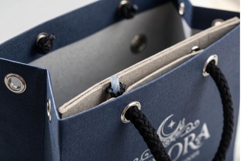 Chi tiết điểm neo quai xách gia cố đanh thép khi in túi giấy cho công ty.