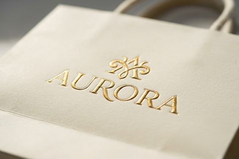 Kỹ thuật ép kim và dập nổi trên nền giấy làm túi giấy cao cấp.