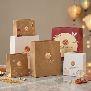 Mẫu in túi giấy bánh trung thu cao cấp với thiết kế tối giản, phom dáng đứng vuông vức và logo ép kim sang trọng tại HomePrint.