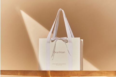 Hệ thống nẹp miệng gia cố và khuy mắt cáo kim loại bảo vệ quai xách cho túi giấy dây ruy băng chịu tải trọng lớn.