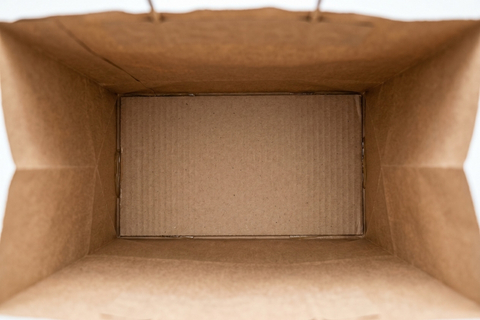 Chi tiết đáy vuông và tấm lót gia cố của dịch vụ in túi giấy đẹp giá rẻ.