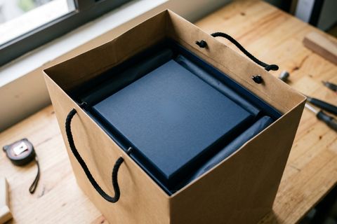 Hộp giấy nằm vừa khít bên trong túi giấy khi in đồng bộ.