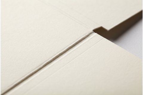 Chi tiết rãnh gân chìm và nếp gấp trong gia công bao bì hộp giấy.