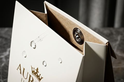 Chi tiết bề mặt cán màng polymer và khuy mắt cáo bảo vệ trên túi giấy không thấm nước siêu bền.