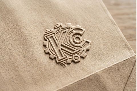 Kỹ thuật dập nổi logo không mực trên chất liệu Kraft của túi giấy bảo vệ môi trường bền vững.