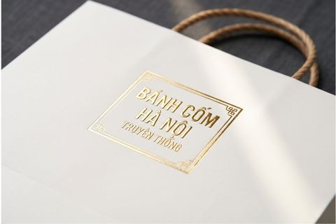 Kỹ thuật gia công ép kim và dập nổi tinh xảo trên túi giấy tại xưởng HomePrint