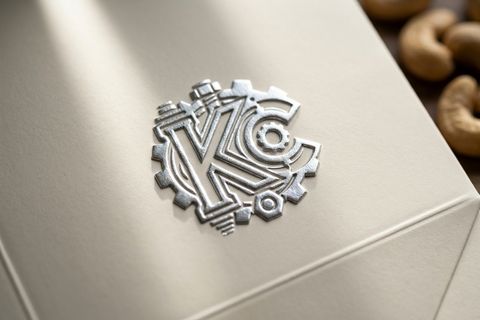 Chi tiết kỹ thuật dập nổi và ép kim logo tinh xảo trên bề mặt túi giấy cao cấp của ngành mỹ phẩm.