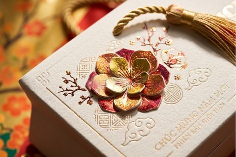 Chi tiết kỹ thuật ép kim nhũ và dập nổi khối 3D tinh xảo trên bề mặt túi giấy chúc mừng năm mới dành cho khách hàng VIP.