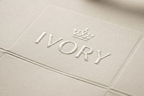 Chi tiết kỹ thuật dập nổi và ép kim trong quy trình thiết kế bao bì túi giấy chuyên nghiệp cho ngành mỹ phẩm.