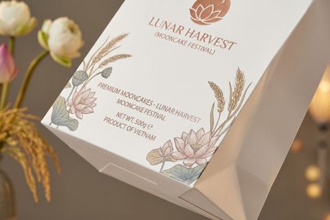 Chi tiết bề mặt in túi giấy bánh trung thu giấy Ivory với kỹ thuật phủ UV định hình và nếp gấp cơ khí sắc nét.