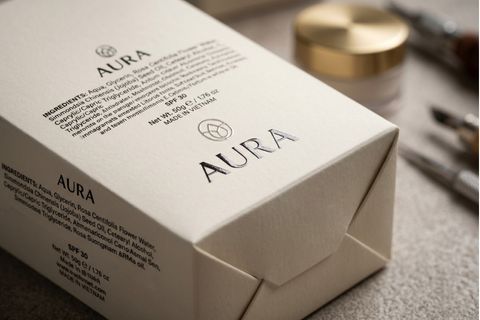 Chi tiết kỹ thuật phủ UV định hình trong trang trí túi giấy đơn giản cho dòng dược mỹ phẩm cao cấp.