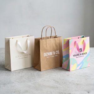 Các mẫu in túi giấy shop quần áo đa dạng chất liệu và kiểu dáng bắt mắt.