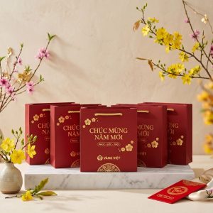Các mẫu túi giấy chúc mừng năm mới cao cấp ép kim logo thương hiệu được sản xuất với kết cấu đanh thép tại HomePrint.