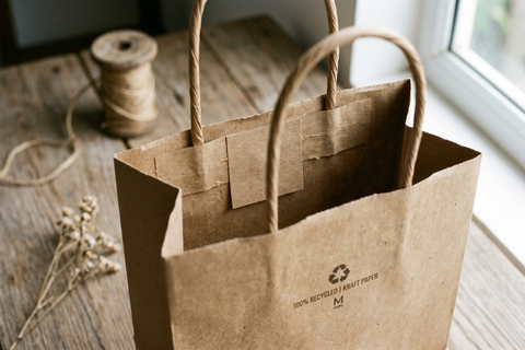 Mẫu túi giấy sử dụng dây làm quai túi giấy bằng kraft xoắn đồng bộ.