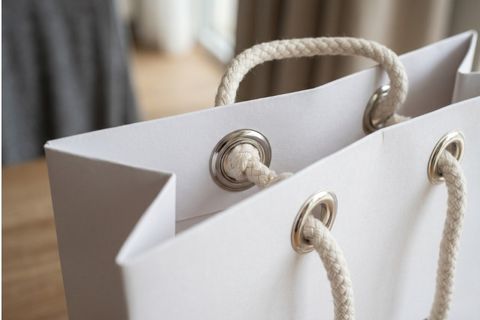 Cấu tạo của túi giấy đáy vuông giúp giữ cân bằng sản phẩm.