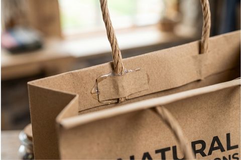 Hệ thống quai xoắn giấy chắc chắn khi in màu trên giấy kraft làm túi xách. 